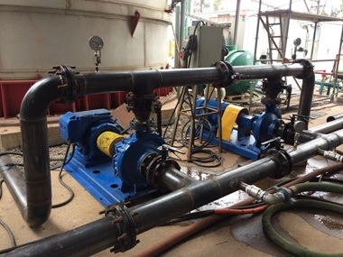 Equipo de bombeo y filtración conectado a un circuito industrial para realizar flushing, limpieza y purificación de fluidos.