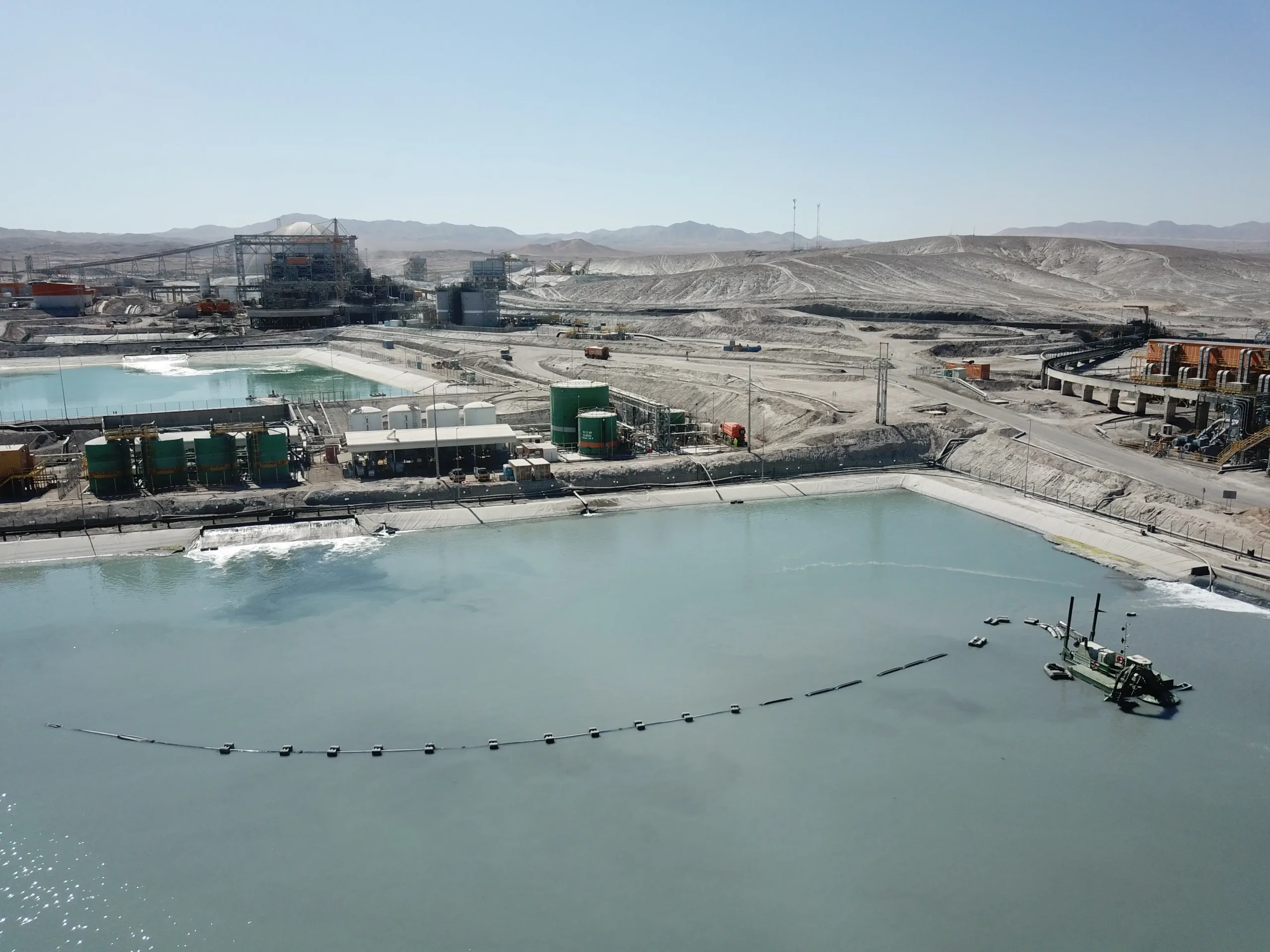 Piscinas industriales de procesos, aireación y emergencia en una operación minera, destinadas al manejo y tratamiento de aguas operacionales.
