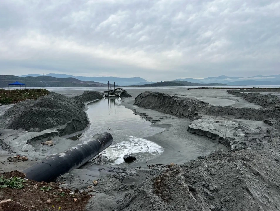 Equipo de dragado trabajando en un tranque de relaves para la remoción de sedimentos en reservorios, lagunas y embalses industriales.