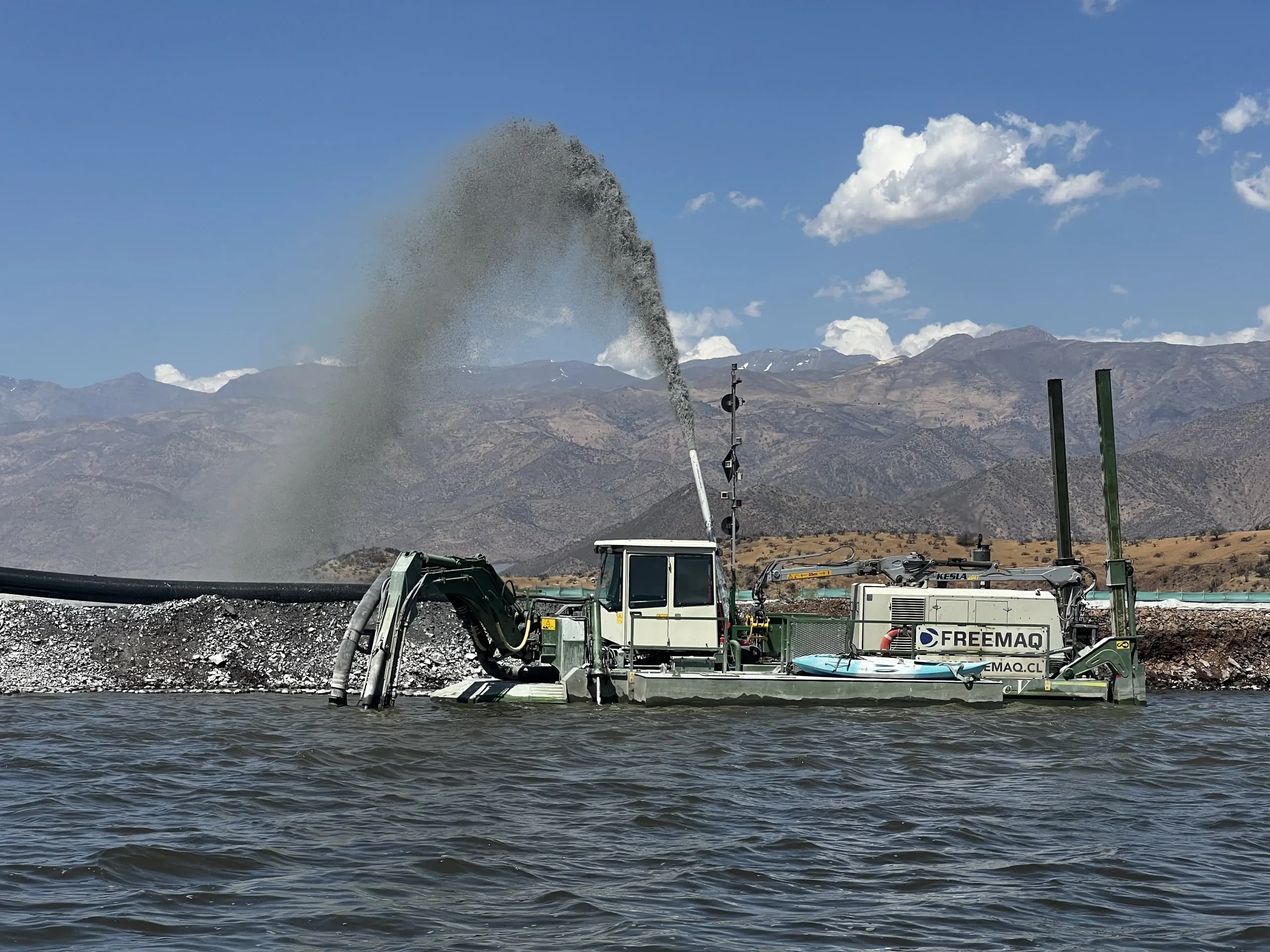 Draga anfibia Watermaster Classic V realizando trabajos de dragado y extracción de sedimentos en un cuerpo de agua.