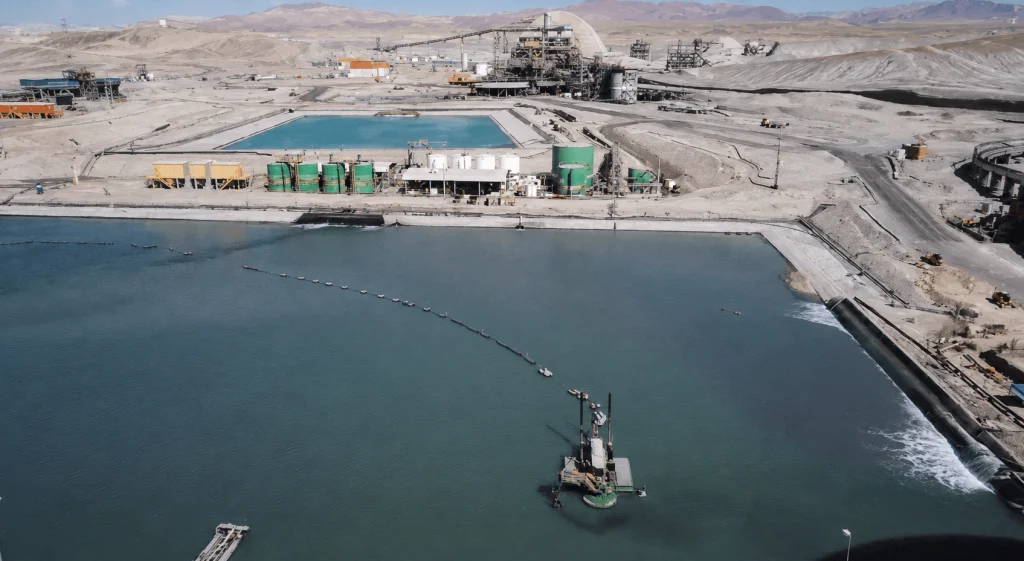 Equipo de dragado operando en una laguna de efluentes para la recuperación de concentrado y remoción de sedimentos en Minera Centinela.